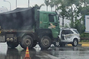 Dừng đột ngột giữa giao lộ, ô tô con bị xe tải đâm nát hông