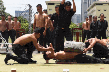 Những pha biểu diễn khí công "toát mồ hôi" của cảnh sát đặc nhiệm