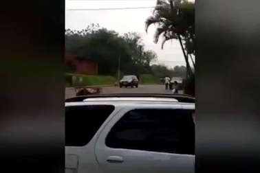 Cởi sạch quần áo rồi ngồi ngoài đường để bày tỏ tình cảm