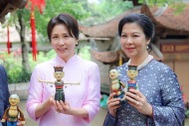 Phu nhân Phương Ly cùng Phu nhân Tổng thống Hàn Quốc xem múa rối nước