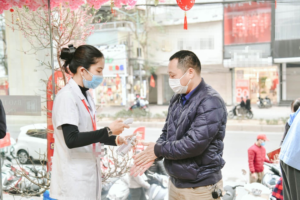 Lo giá bất định, nhiều nhà đầu tư lưỡng lự xuống tiền mua vàng Thần Tài - 1 Lo giá bất định, nhiều nhà đầu tư lưỡng lự xuống tiền mua vàng Thần Tài - 1