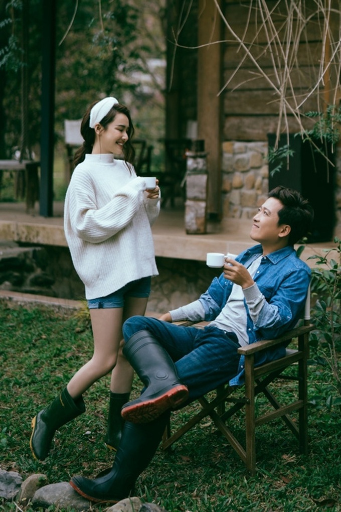 Trường Giang ôm và nắm chặt tay bà xã giữa sự kiện, nhan sắc Nhã Phương qua ống kính team qua đường có như lời đồn? - Ảnh 6. Trường Giang ôm và nắm chặt tay bà xã giữa sự kiện, nhan sắc Nhã Phương qua ống kính team qua đường có như lời đồn? - Ảnh 6.