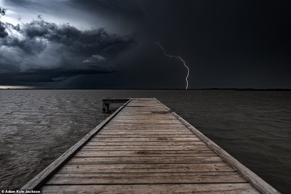 “Người săn bão” và bộ ảnh về những cơn bão khủng khiếp trên nước Mỹ - 4