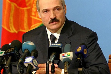 Tổng thống Belarus "khoe" bắt được cá to hơn của Putin