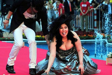 Người đẹp “bé bự” “vồ ếch” trên thảm đỏ