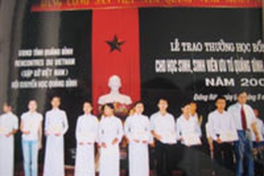 Trao học bổng Vallet cho học sinh ưu tú của miền Trung 