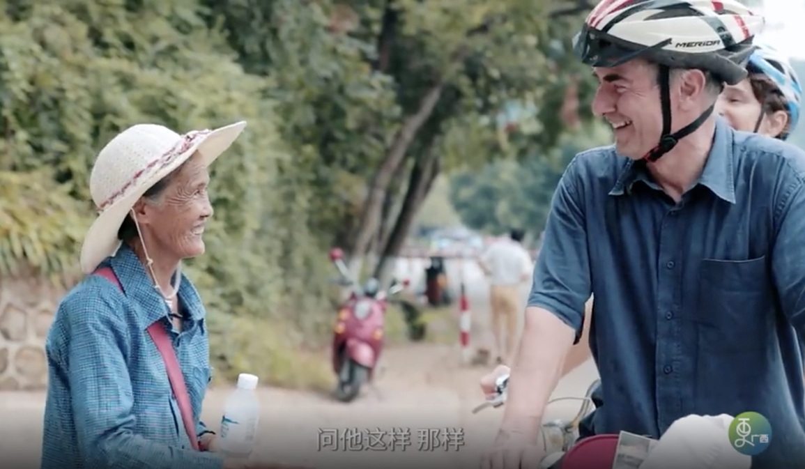 Cụ bà bán hàng rong 77 tuổi nói được 11 thứ tiếng, khách nước ngoài nể phục - 2 Cụ bà bán hàng rong 77 tuổi nói được 11 thứ tiếng, khách nước ngoài nể phục - 2