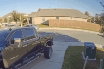 Nhờ trẻ chưa đến 10 tuổi đánh xe ra khỏi lối đi, một phụ nữ bị bắt