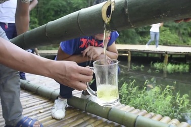 Làm rượu từ ống tre siêu độc đáo của người Trung Quốc