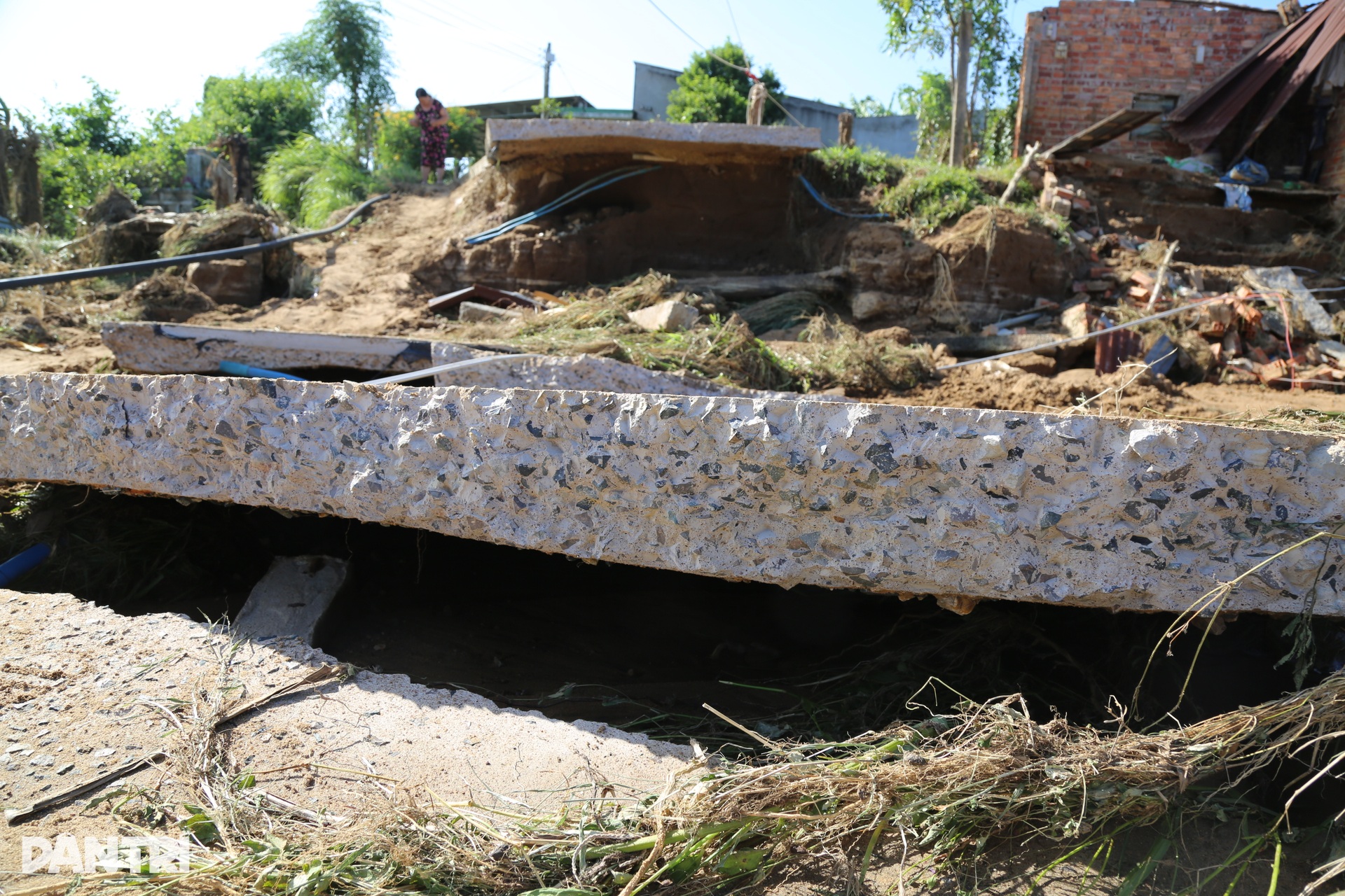 Lũ cuốn trôi đường, 13 hộ dân ở Lâm Đồng bị cô lập - 8 Lũ cuốn trôi đường, 13 hộ dân ở Lâm Đồng bị cô lập - 8