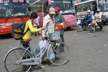 Lỉnh kỉnh đồ đạc, sĩ tử lên thành ôn thi