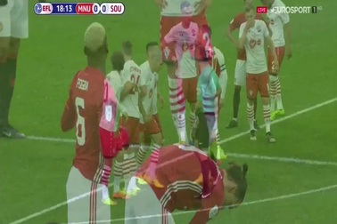 MU - Southampton: Ibra sút phạt mở tỉ số trận đấu