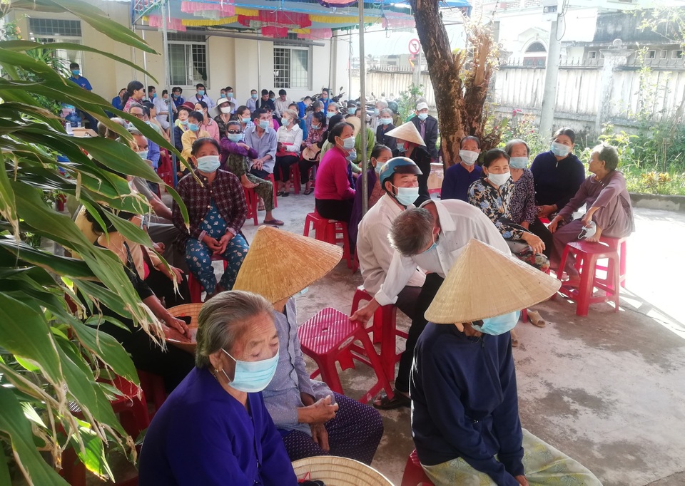 Khám, phát thuốc miễn phí và tặng quà cho 400 người già - 2 Khám, phát thuốc miễn phí và tặng quà cho 400 người già - 2