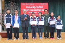 Ngân hàng Bản Việt trao 10 suất học bổng đến các học sinh nghèo vượt khó