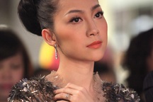 Ngắm Linh Nga xinh đẹp mê mải xem hòa nhạc đường phố