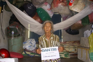 Quỹ nhân ái đến với cụ bà nhặt rác nuôi con tâm thần