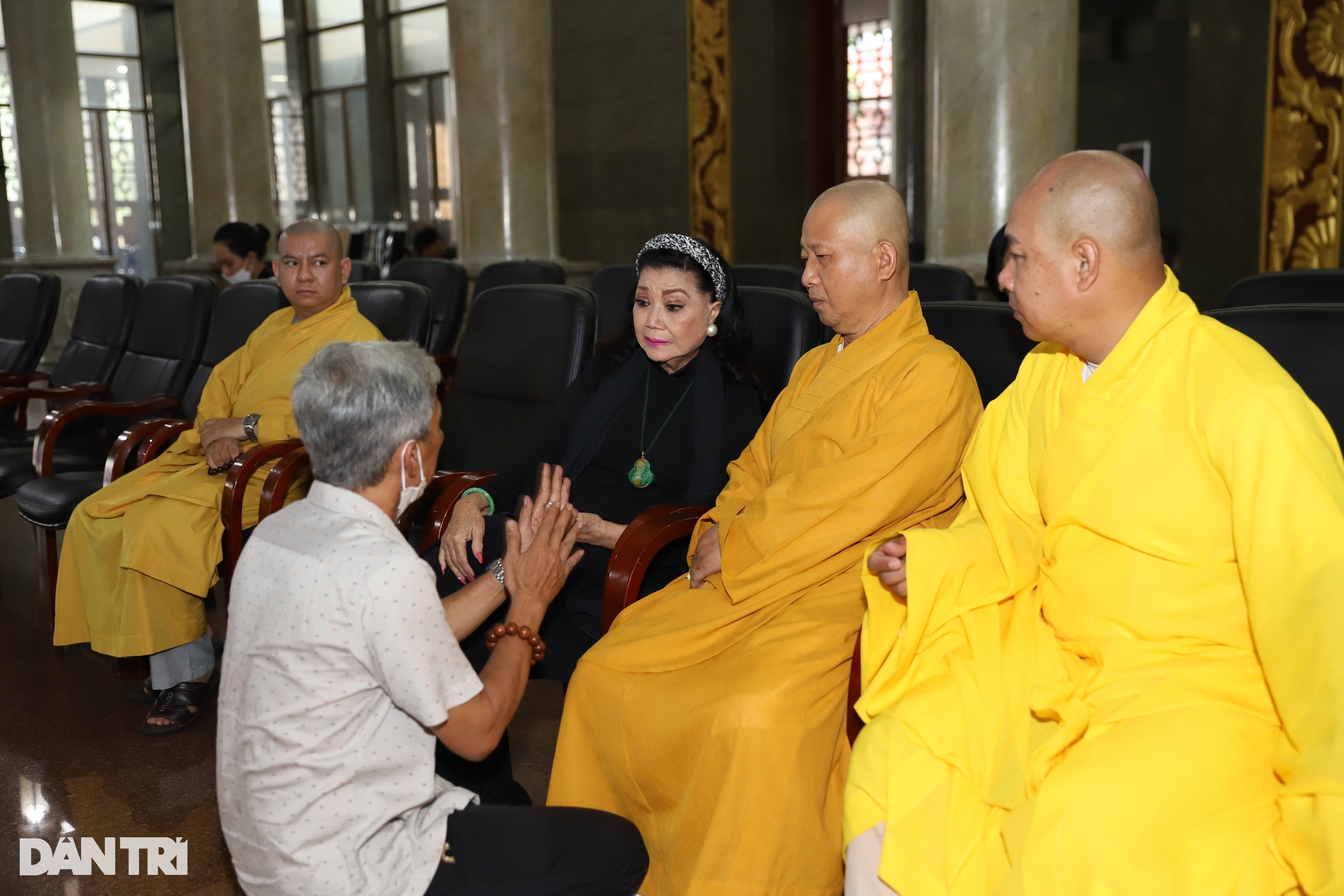 Đám tang minh tinh Thẩm Thúy Hằng: Các con tề tựu, NSND Kim Cương bật khóc - 8 Đám tang minh tinh Thẩm Thúy Hằng: Các con tề tựu, NSND Kim Cương bật khóc - 8