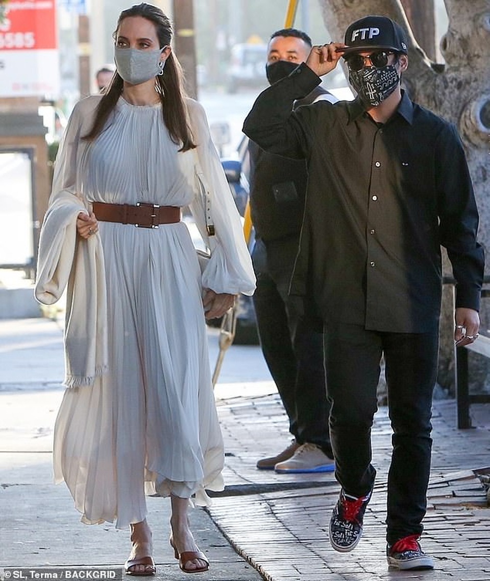 Angelina Jolie đi ăn trưa cùng Pax Thiên - 1 Angelina Jolie đi ăn trưa cùng Pax Thiên - 1