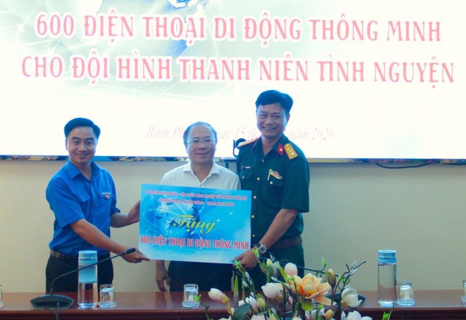 Tặng điện thoại cho tình nguyện viên hỗ trợ xây dựng chính quyền điện tử - 1 Tặng điện thoại cho tình nguyện viên hỗ trợ xây dựng chính quyền điện tử - 1