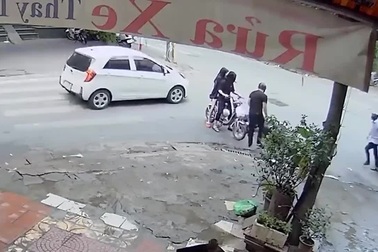 Thanh niên ngã nhào vì phanh gấp tránh hai cô gái đi xe máy điện lạng lách