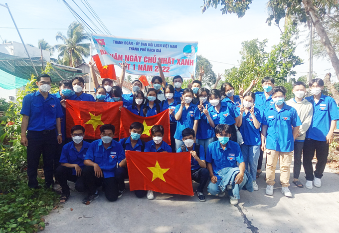 Giáo viên chủ nhiệm và học sinh lớp 11A11 tình nguyện “Chung tay xây dựng nông thôn mới” đường Văn Tiến Dũng tại ấp Sóc Cung, xã Phi Thông.
