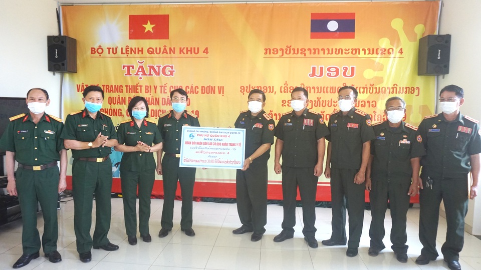 Quân khu 4 tặng vật phẩm y tế hỗ trợ quân đội Lào phòng chống dịch Covid-19 - 2 Quân khu 4 tặng vật phẩm y tế hỗ trợ quân đội Lào phòng chống dịch Covid-19 - 2