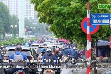 Hà Nội ùn tắc nghiêm trọng trong cơn mưa sáng