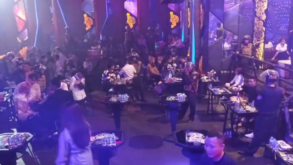 Cảnh sát đột kích quán bar bắt quả tang nhóm thanh niên đang “bay lắc” - 1 Cảnh sát đột kích quán bar bắt quả tang nhóm thanh niên đang “bay lắc” - 1