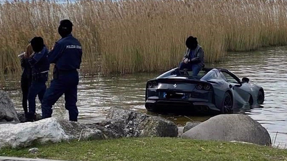 Không cài phanh tay, siêu xe Ferrari trị giá 400.000 USD lao xuống hồ - 1 Không cài phanh tay, siêu xe Ferrari trị giá 400.000 USD lao xuống hồ - 1