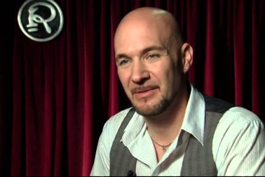 Người đàn ông có giọng hát trầm đến mức tai người không nghe được