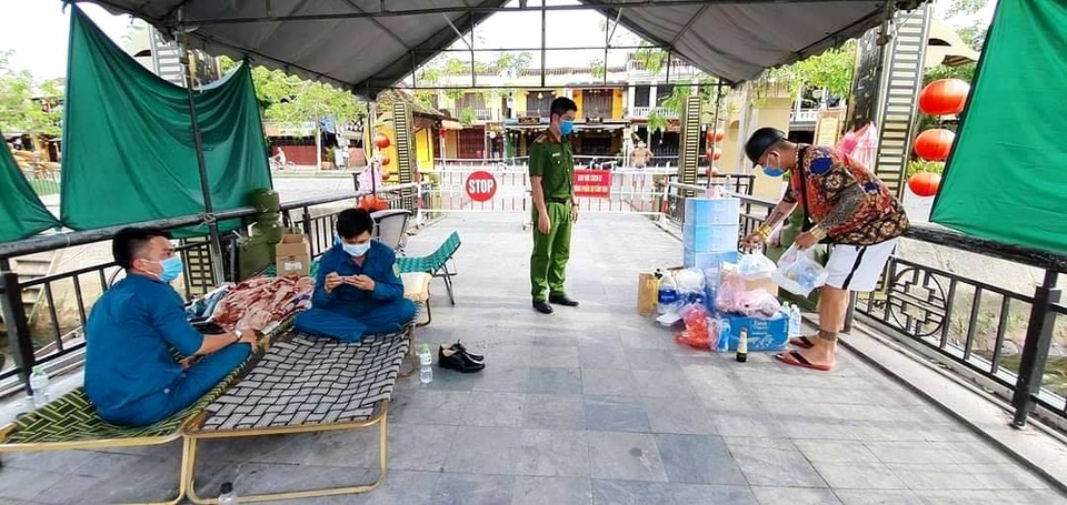 Hội An: Đi từng ngõ, gõ từng nhà, trao thực phẩm đến hộ dân cách ly - 11 Hội An: Đi từng ngõ, gõ từng nhà, trao thực phẩm đến hộ dân cách ly - 11