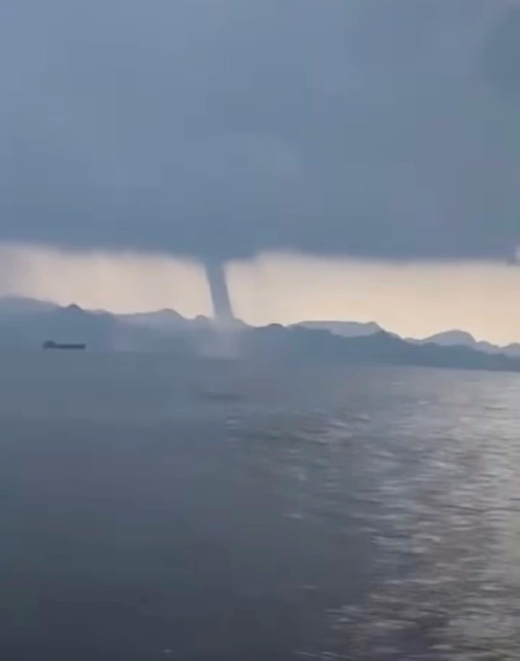 Video vòi rồng xuất hiện trên đảo Cát Bà sáng 25/7 - 1 Video vòi rồng xuất hiện trên đảo Cát Bà sáng 25/7 - 1