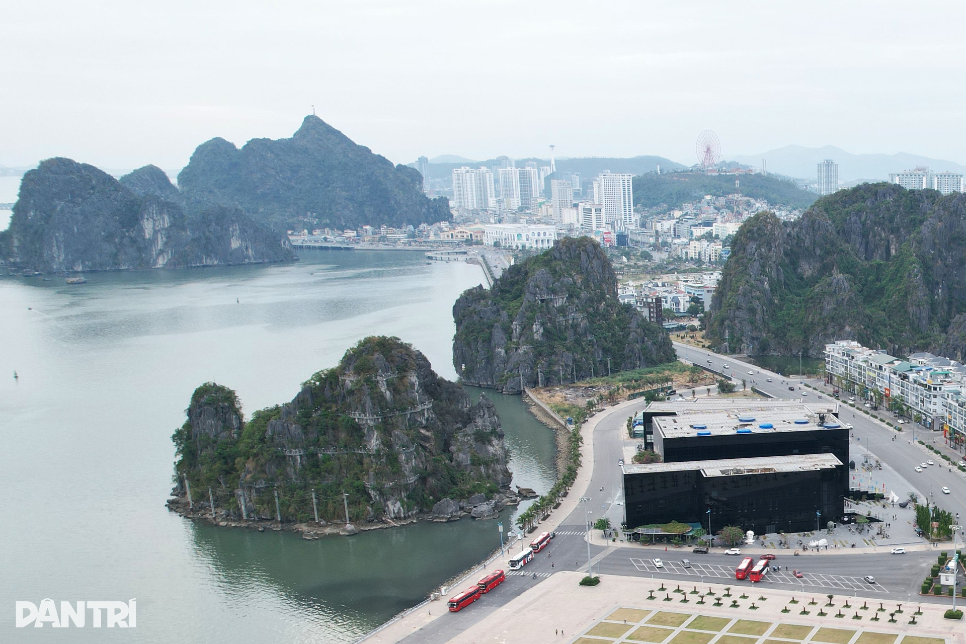 Tháo dỡ dàn đèn nghệ thuật 140 tỷ đồng vô dụng ở Vịnh Hạ Long - 7 Tháo dỡ dàn đèn nghệ thuật 140 tỷ đồng vô dụng ở Vịnh Hạ Long - 7