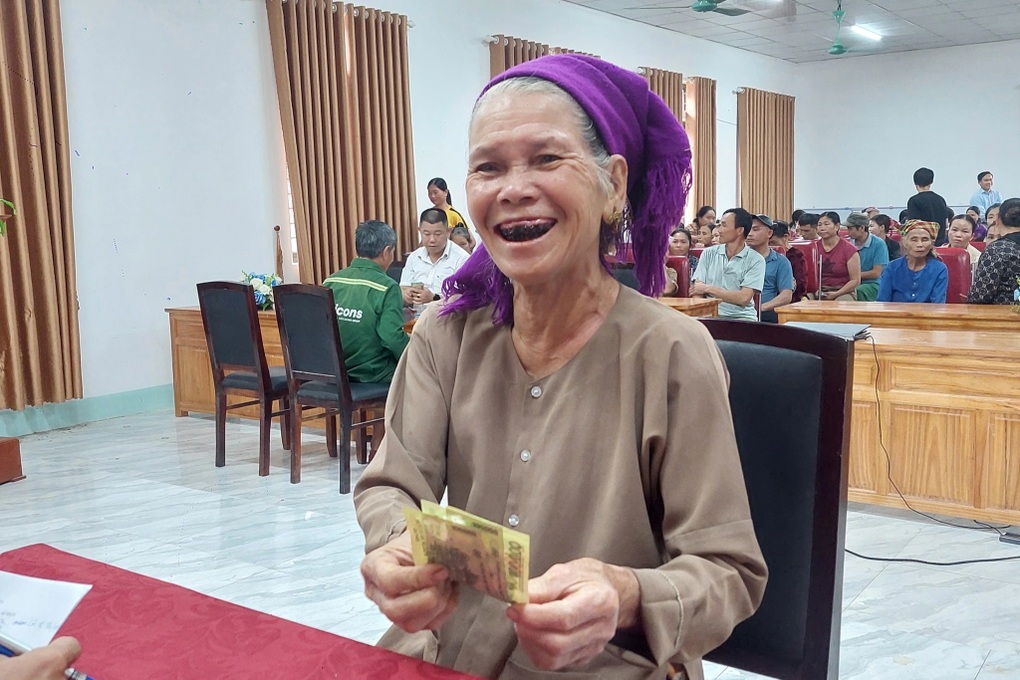 Cán bộ thâu đêm vượt núi, mang quà Tết Độc lập đến với bản xa - 2