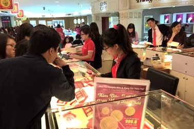 Giá vàng tăng mạnh trước sức nóng chiến sự thế giới