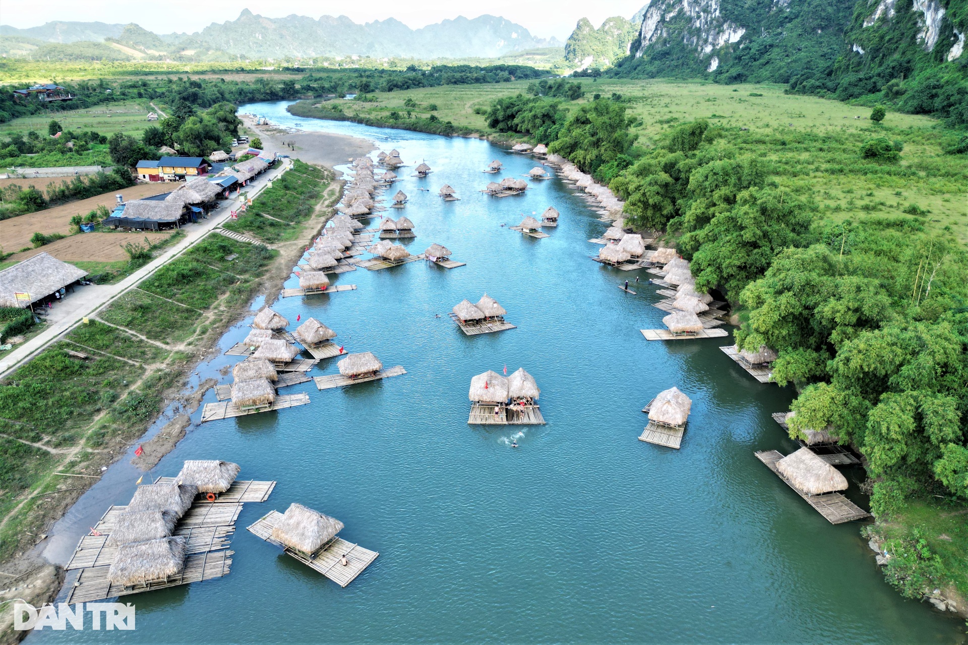 Khúc sông quê ken đặc bè đẹp như tranh hút khách đến cắm trại ở Hòa Bình - 1