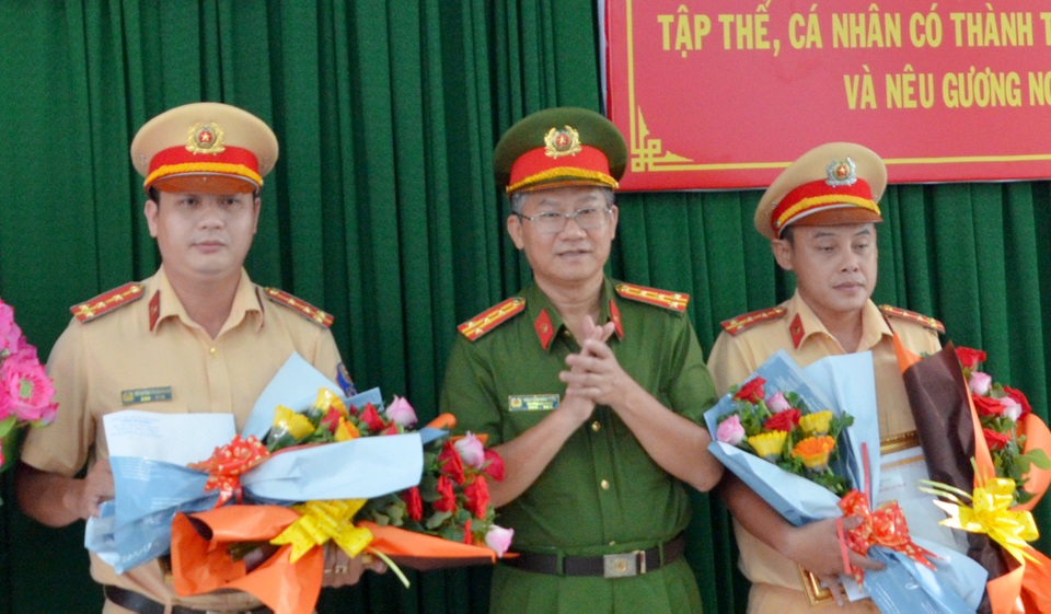 Khen thưởng 2 CSGT hú còi mở đường cho taxi chở sản phụ đẻ rớt - 1 Khen thưởng 2 CSGT hú còi mở đường cho taxi chở sản phụ đẻ rớt - 1