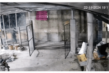 Điều tra nhóm người cầm nhiều hung khí xông vào nhà dân