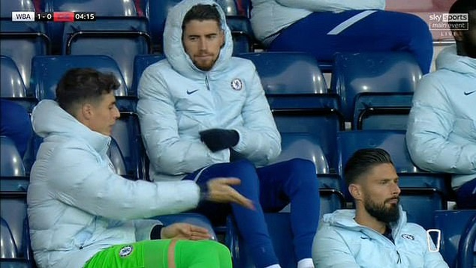 Kepa bị mỉa mai khi say sưa phân tích bàn thua của Caballero trên khán đài - 2 Kepa bị mỉa mai khi say sưa phân tích bàn thua của Caballero trên khán đài - 2