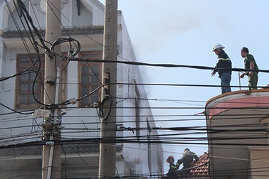 Giải cứu cụ bà trong căn nhà khoá cửa đang bốc cháy