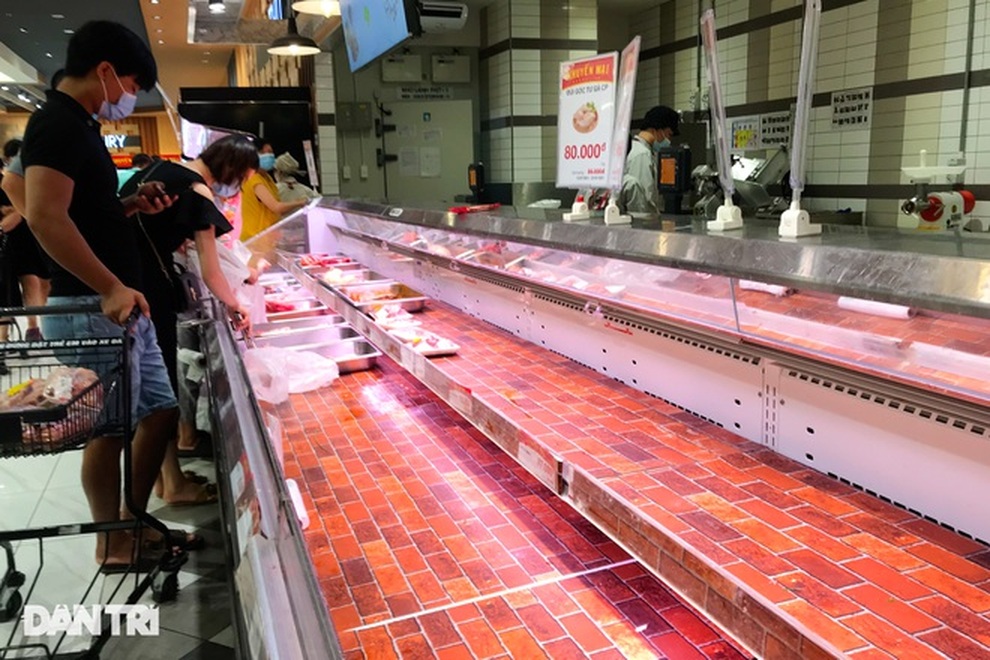 Chưa tới 21h, quầy rau, thịt tại một số siêu thị Hà Nội đã hết hàng - 6 Chưa tới 21h, quầy rau, thịt tại một số siêu thị Hà Nội đã hết hàng - 6