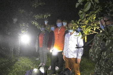 Bắt giữ 16 người vượt biên sang Trung Quốc làm thuê