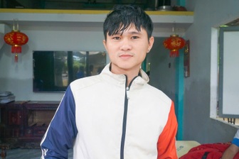 Gặp “người hùng áo đen” đu dây xuống dòng nước xiết cứu người