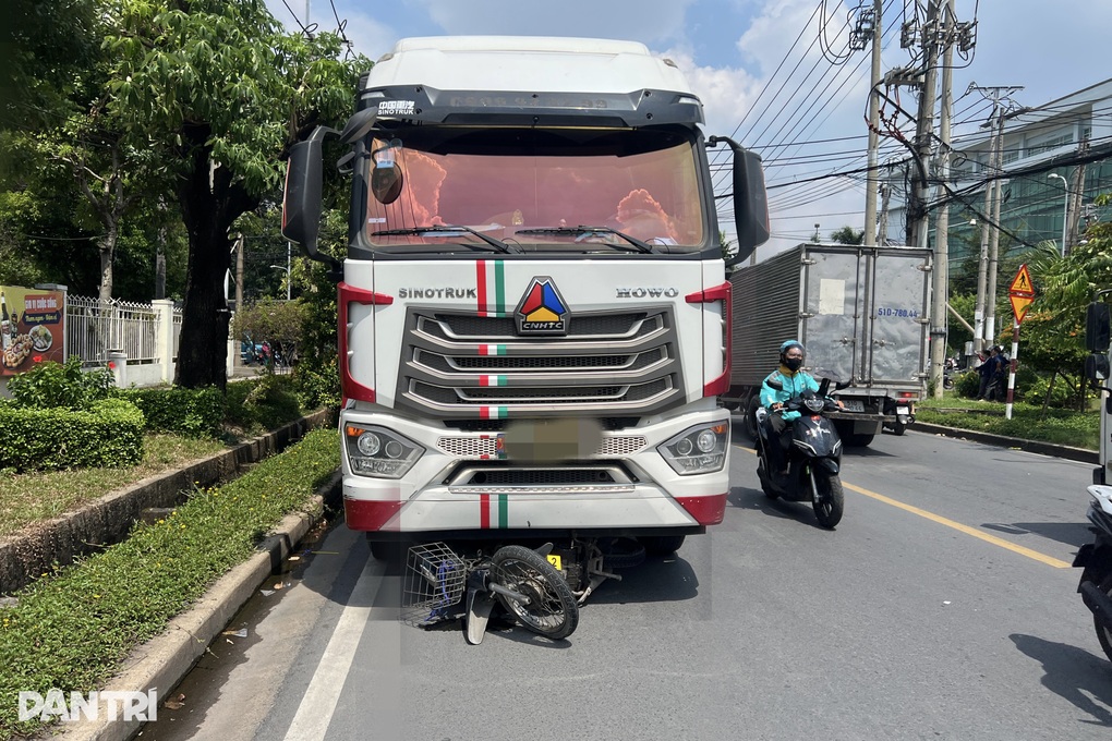 Vợ khóc ngất tại hiện trường chồng bị xe tải tông tử vong ở TPHCM - 1