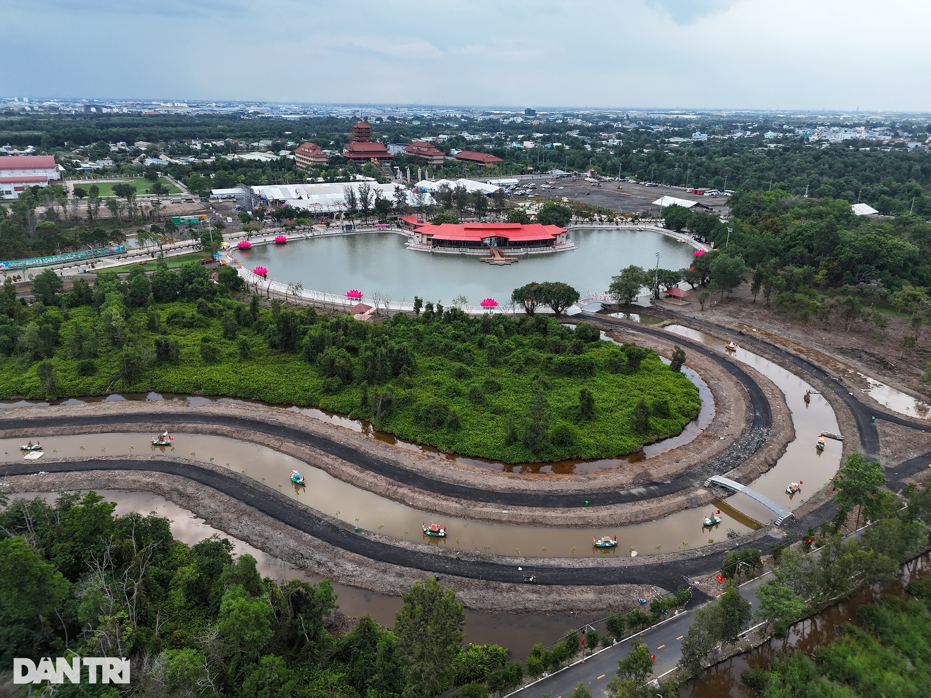 Close-up of the place to worship Buddha's relics and the opening of the Vesak Festival 2025 - 8