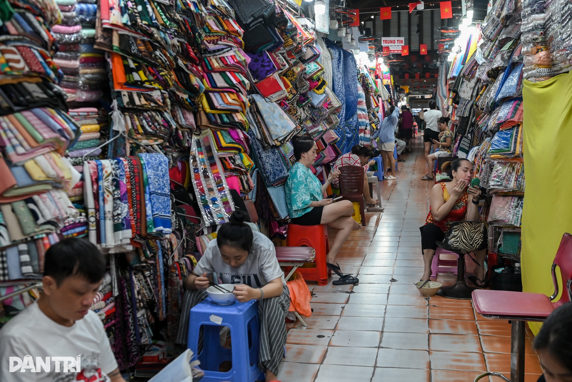 ຊົມເຊີຍຕະຫຼາດເຕິນດິ້ງ, ລົມຫາຍໃຈຂອງໄຊງ່ອນເກົ່າໃນໃຈກາງເມືອງ - 2 Ngắm chợ Tân Định, hơi thở Sài Gòn xưa giữa lòng đô thị - 2