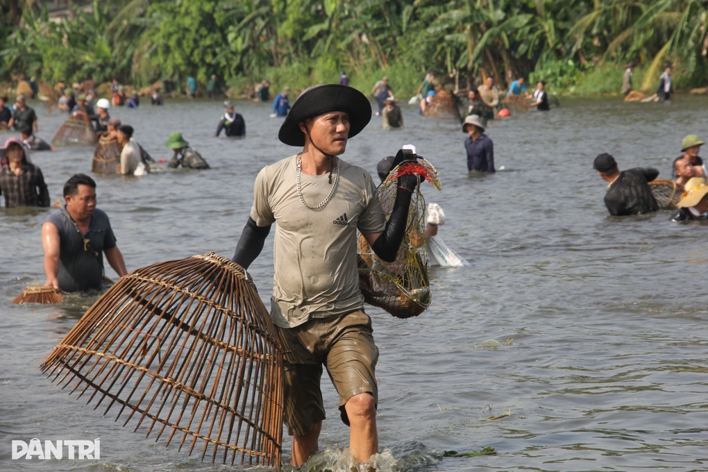 Sau hồi trống, nơm thủ đồng loạt lao xuống hồ bắt cá - 5 Sau hồi trống, nơm thủ đồng loạt lao xuống hồ bắt cá - 5