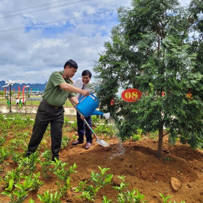 Trồng cây xanh tạo thêm nhiều bóng mát cho Trung tâm.