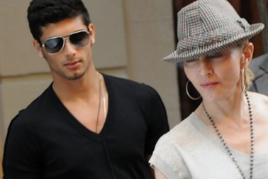 Madonna “vãn cảnh” Tây Ban Nha cùng bồ trẻ