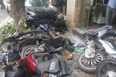 Hà Nội: Ô tô lao lên vỉa hè tông vỡ nát 6 xe máy